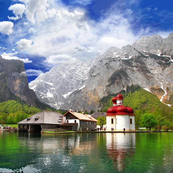 Hermoso paisaje alpino-lago de cristal Konigsee con pequeño chuch —  Fotos de Stock