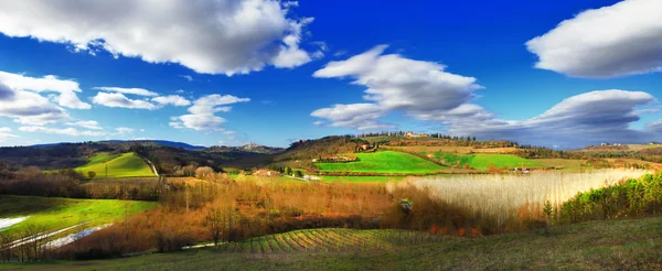 Toscana obrazowym. Piękny krajobraz wiejski, San Gimigniono na — Zdjęcie stockowe