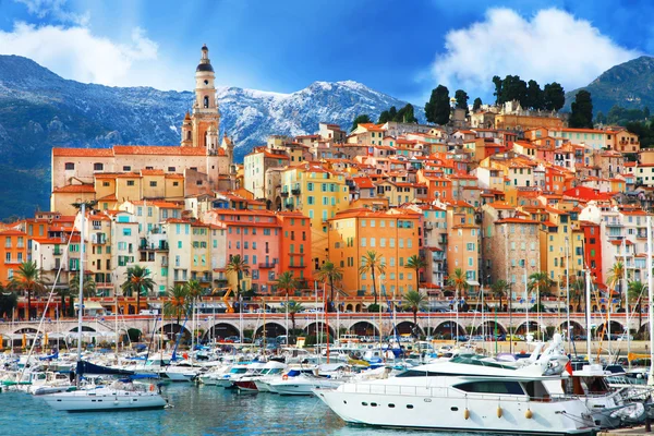 美丽的芒通-多彩的港口小镇，边境法国-意大利 — 图库照片