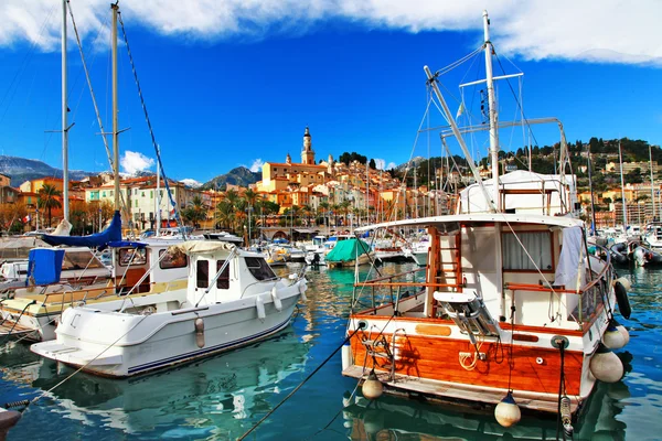 Menton - colorida ciudad portuaria, vista con barcos — Foto de Stock