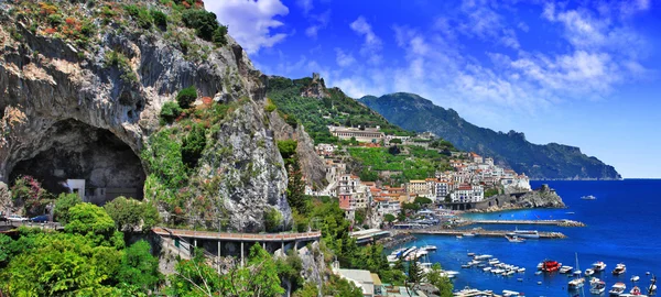 Costiera amalfitana panoramica, vista con grotta e strada serpantina — Foto Stock