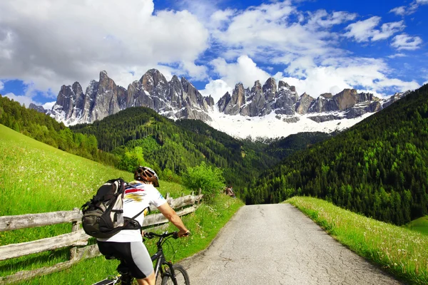 Aktivitas Alpen. bersepeda dalam Dolomites — Stok Foto