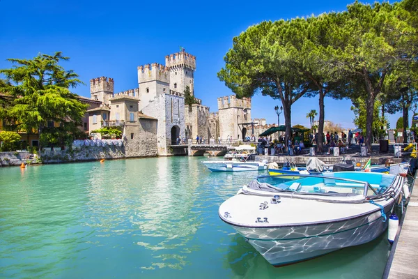 Castillo medieval Scaliger en el casco antiguo Sirmione en el lago de Lago di Ga — Foto de Stock