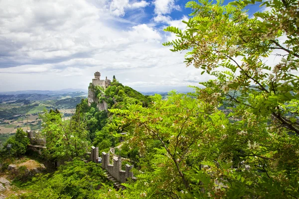 Serie Italia escénica - San Marino, vista con castillo —  Fotos de Stock