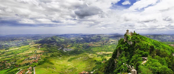 Vista mozzafiato con castello. San Marino, Italia — Foto Stock