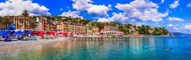 İtalya 'nın en güzel sahil kasabaları Liguria' daki Santa Margherita Ligure panoramik manzaralı renkli evler ve güzel plajlar.