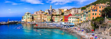 Cenova yakınlarındaki en renkli kıyı kasabaları- Liguria 'nın güzel plajlı güzel Bogliasco köyü. İtalya 'da yaz mevsimleri Eylül 2021