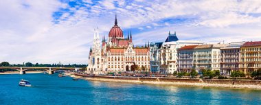 Güzel Budapeşte - panoramik nehir manzarası ve Parlamento sarayı. Macaristan. Tuna nehri akıyor