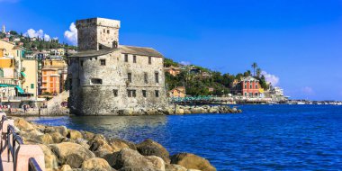 Güzel İtalyan sahil kasabası Rapallo. Ortaçağ kalesi ve sahil manzarası. İtalya, Liguria yaz tatili