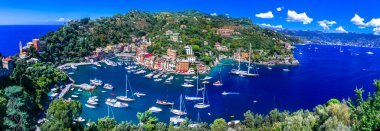 İtalya 'nın en güzel kıyı kasabaları- Liguria' daki lüks Portofino, renkli evleri ve yelkenli tekneleri olan panoramik manzara