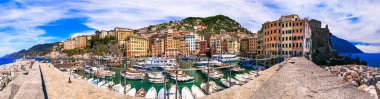 Camogli - Liguria 'nın güzel renkli kasabası, geleneksel balıkçı tekneleri ile panorama - İtalya' da popüler turizm beldesi