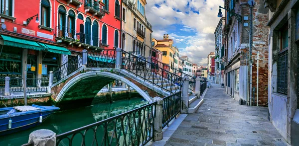 イタリアのヴェネツィアの町 狭い通りでロマンチックなヴェネツィアの運河 イタリア旅行とランドマーク — ストック写真