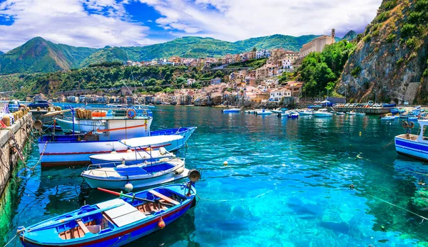 Färgglada Fiskebåtar Och Transparent Smaragd Havet Kalabrien Scilla Medeltida Stad — Stockfoto