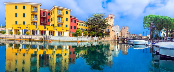 Scénická Jezera Severní Itálie Lago Garda Barevné Okouzlující Město Sirmione — Stock fotografie