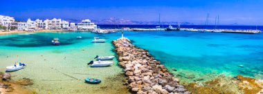 Yunanistan bayramı, Kiklad, Paros adası plajları ve deniz. Turkuaz denizli sakin sahil köyü Piso Livadi 