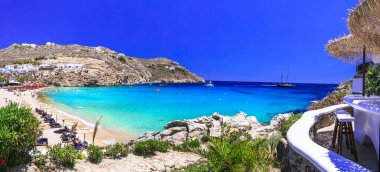 Yunanistan yaz tatili. Cyclades. Mykonos adasının en ünlü ve en güzel plajları - Super Paradise plaj popüler turizm beldesi