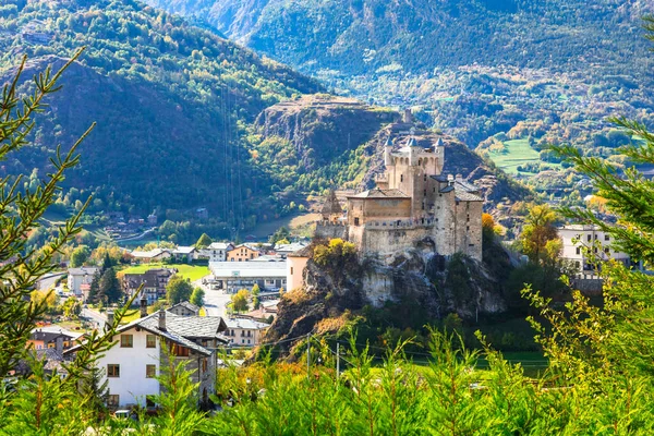 Impressive Alps Mountains Landscape Beautiful Valley Medieval Castles Valle Aosta — стоковое фото