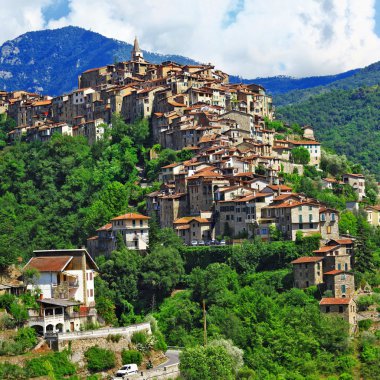 güzel tepe tepe Köyü apricale - liguria, İtalya