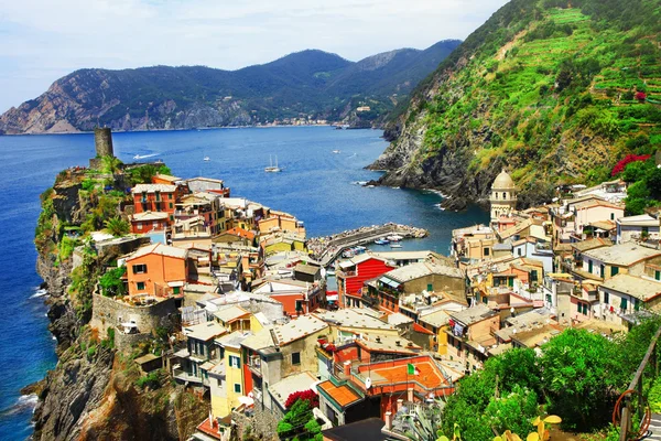 Pintoresca costa de Liguria de Italia - Vernazza pueblo, Cinque terre —  Fotos de Stock