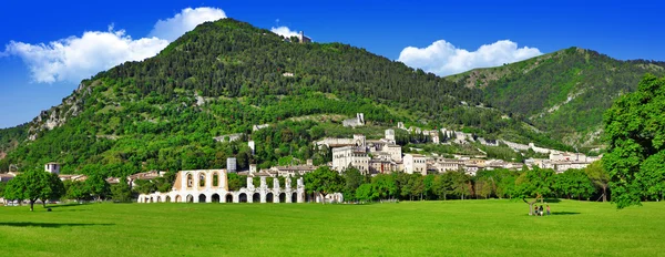 Panorama de Gubbio - ciudad medieval en Umbría, Italia — Foto de Stock