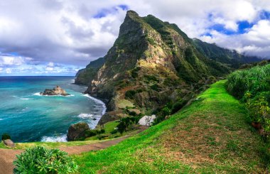 Madeira Adası, inanılmaz güzel doğa manzarası. Sao Cristovao 'dan Viewpoint (Miradouro) etkileyici bir kaya parçasıyla. Boaventura, adanın kuzey kısmı. Portekiz seyahati