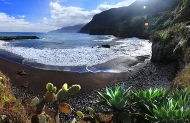 Madeira Adası doğa güzellik manzarası. Deniz manzarası, kuzey kıyısındaki Seixal plajı sörf için ünlü bir yer.