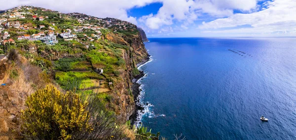 Madeiras Ölandskap Utsikt Över Små Byar Över Steniga Klippiga Berg — Stockfoto