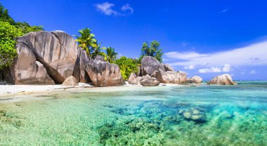 Dünyanın en manzaralı ve en güzel tropikal plajlarından biri olan La Digue Adası 'ndaki Anse kaynak d' argent, Seyşeller.