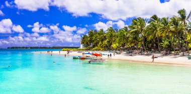 Tropikal plaj Trou aux Bich 'lerinde su sporu aktiviteleri. Mauritius Adası. Şubat 2020