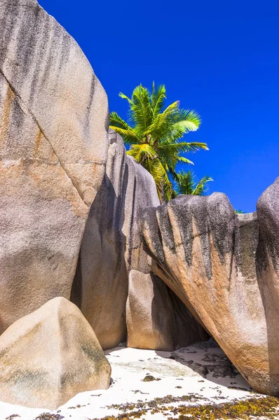 花崗岩の岩とユニークなビーチ ラDigue島 セーシェルのAnseソースD Argent — ストック写真