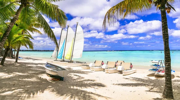 在毛里求斯岛上美丽的热带海滩Trou Aux Biches开展水上运动 热带假日 — 图库照片