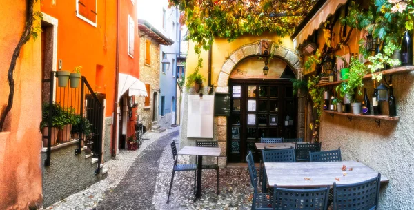 Charmante Oude Smalle Straatjes Van Italiaanse Dorpjes Malcesine Gardameer Italië — Stockfoto