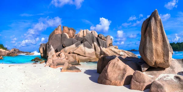 Granit kayalıklı eşsiz tropikal plaj - La Digue adasında Anse Cocos, Seyşeller