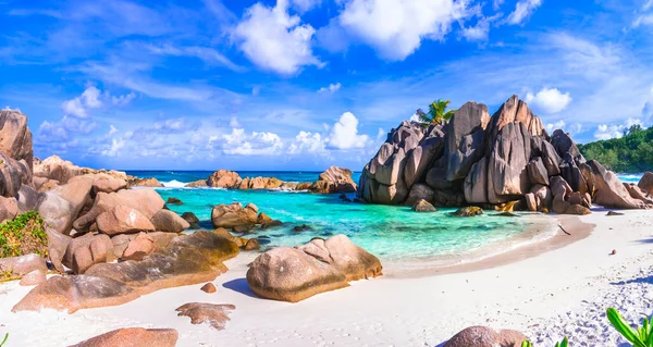 Dünyanın en güzel ve manzaralı plajlarından biri olan La Digue Adası 'ndaki Anse Cocos, Seyşeller.