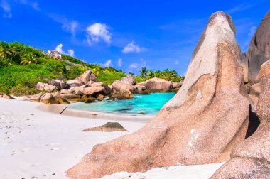 Granit kaya oluşumlarıyla benzersiz tropikal plaj - La Digue adasında Anse Cocos, Seyşeller