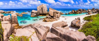 Doğada güzellik. Seyşel Adaları. Granit kayalıklı eşsiz tropikal plaj - La Digue adasında Anse Marron