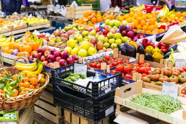 Taze sebzeler ve meyve çeşitleri. Roma 'da Campo di Fiori pazarı. Roma, İtalya Şubat 2017