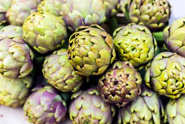 Roma 'da sebze ve meyve pazarı Campo di Fiori. Geleneksel İtalyan yemekleri. Taze enginarlar yakın plan.