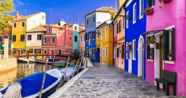  Burano Adası - Venedik yakınlarında renkli geleneksel balıkçı kasabası (köy). İtalya seyahati ve simgeleri