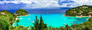 Paxos, Yunanistan 'ın İyon adaları. Lakka' da güzel bir turkuaz koy. Yelkenli teknelerle manzara. Yunan yaz tatili