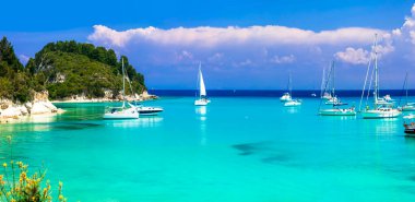 Paxos 'un muhteşem plajları. Yunanistan 'ın İyon adaları. Lakka' da güzel bir turkuaz koy. Yelkenli teknelerle manzara. Yunan yaz tatili