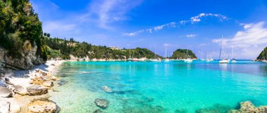 Paxos 'un muhteşem plajları. Yunanistan 'ın İyon adaları. Lakka' da güzel bir turkuaz koy. Yelkenli teknelerle manzara. Yunan yaz tatili