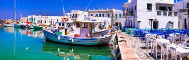 Yunanistan seyahati Cyclades, Paros Adası. Güzel bir balıkçı köyü Naousa. Geleneksel sokak meyhaneleri olan eski liman manzarası