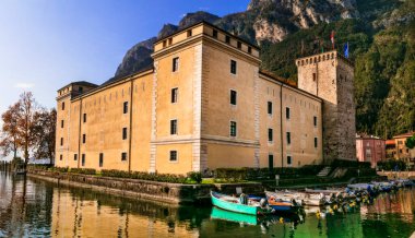 Kuzey İtalya 'nın ortaçağ kalesi. Lago di Grada Gölü, Riva del Garda kasabası, Rocca di Riva Kalesi.