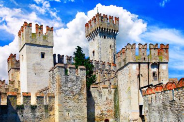 İtalya 'nın en güzel kaleleri Sirmione' deki Scaligero Kalesi. Lago Gölü di Garda