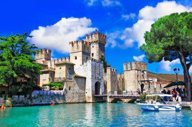 İtalya 'nın en güzel ortaçağ kaleleri Sirmione' deki Scaligero Kalesi. Kuzeyde Lago di Garda Gölü, Lombardy