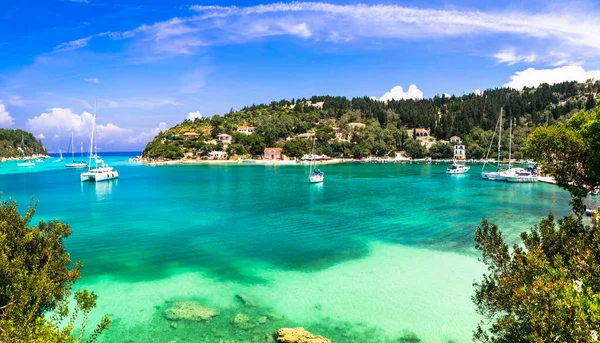 パコス島 ギリシャのイオニア諸島の素晴らしいビーチラッカの美しいターコイズブルーの湾 帆船で見るんだ ギリシャの夏休み — ストック写真