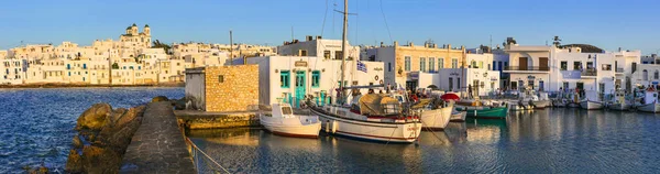 希腊旅行 帕洛斯岛的Cyclades美丽的Naousa渔村 旧港全景 夕阳西下都有帆船 2021年 — 图库照片