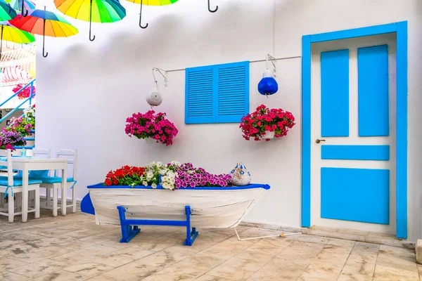 Utendørs Blomsterdekorasjon Med Fargerike Paraplyer Ideer Til Hagedesign Mediterranisk Dekor – stockfoto