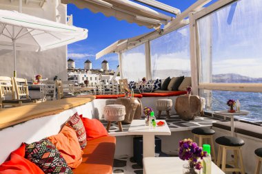 Mykonos Adası, Cyclades. Yunanistan yaz tatili. Deniz kenarındaki ünlü bar 